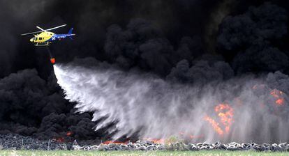 Un helic&oacute;ptero lanza agua sobre el incendio del vertedero el pasado 13 de mayo.