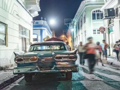 Un coche clásico estadounidense (un Ford Fairlane de 1958) en una céntrica calle de Santiago de Cuba, la gran ciudad del oriente de la isla. 
