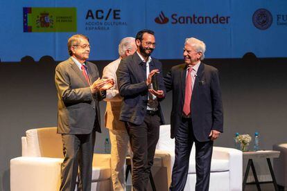 Rodrigo Blanco Calderón recibe el Premio de la Bienal Mario Vargas Llosa.