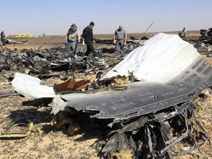 Investigadores rusos en el lugar donde se estrelló el avión ruso