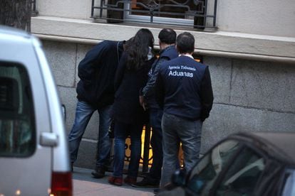El coche se ha dirigido, a continuación, a la calle Castelló (en la imagen) donde se encuentra el despacho de Rodrigo Rato. El registro se ha producido tras conocerse que Rato se acogió a la amnistía fiscal que su partido, el PP, aprobó en 2012.