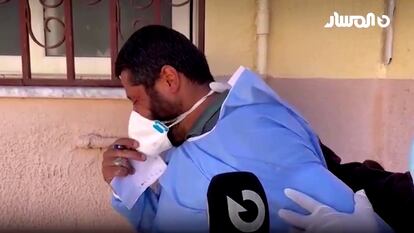 Un sanitario en libia llora por las muertes del ciclón Daniel