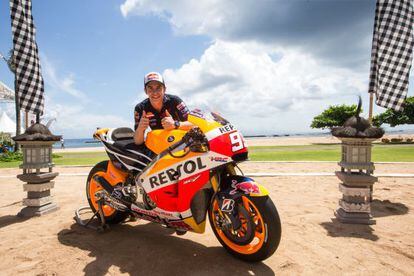 Marc M&aacute;rquez posa con su nueva moto, la RC213V, en Bali, Indonesia.
