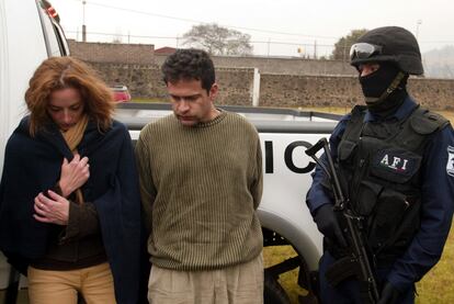 Florence Cassez e Israel Vallarta al momento de ser detenidos durante un operativo en el Rancho las Chinitas en Cuernavaca, en 2005.