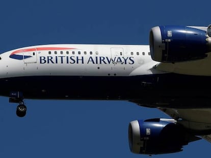 Un avión de British Airways en vuelo.