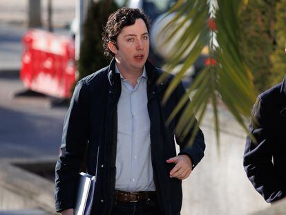 Francisco Nicolás Gómez Iglesias, conocido como el ‘Pequeño Nicolás’ (a la izquierda) y su abogado Juan Carlos Navarro, a su llegada a un juicio en la Audiencia Provincial de Madrid, en febrero.