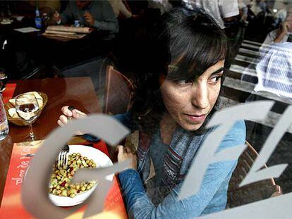 Carolina Alguacil, la joven que acuñó el término de <i>mileurista,</i> en un restaurante de Barcelona de a siete euros el menú donde va a comer algunos días al mes.