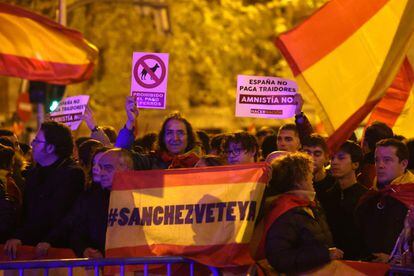 Manifestantes mostraban una bandera con el lema #SanchezVeteYa durante la manifestación contra la amnistía convocada frente a la sede del PSOE de Madrid.