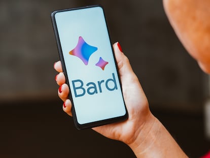 El logo de Google Bard en un teléfono móvil.