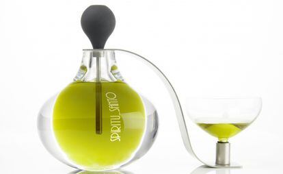 Frasco diseñado por la artista holandesa Ángela Teunissen para el aceite andaluz Cortijo Espíritu Santo.