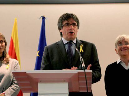 Carles Puigdemont, Meritxell Serret i Clara Ponsatí, durant una roda de premsa.