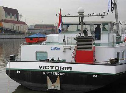 La barcaza <i>Victoria,</i> atracada en el puerto de Bruselas durante su presentación oficial.
