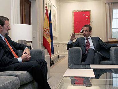Mariano Rajoy y José Luis Rodríguez Zapatero, durante su reunión de ayer en La Moncloa.
