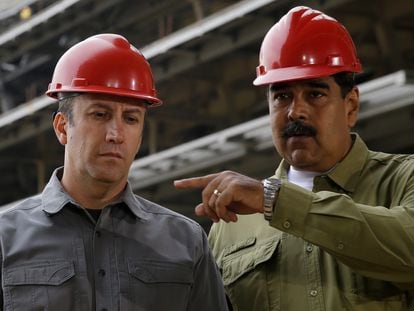 Tareck El Aissami, exministro de Petróleo, y Nicolás Maduro, presidente de Venezuela, durante el recorrido de un estadio de béisbol en construcción, en Caracas en 2018.
