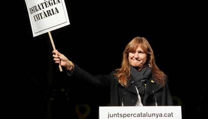 La cabeza de lista de JxCat al Congreso por Barcelona, Laura Borràs, en un acto electoral ante la cárcel de Lledoners.