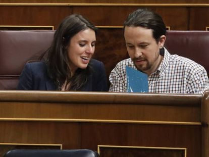 El líder de Podemos, Pablo Iglesias, y la portavoz en el Congreso de la formación, Irene Montero, durante el reciente debate de los Presupuestos Generales del Estado para 2018.