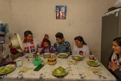 Pedro Castillo reza con su esposa Lilia y sus tres hijos Alondra, Arnold y Jennifer antes de comer sopa verde, un plato tradicional de Cajamarca, Perú.