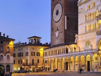 Cremona es una de las ciudades más interesantes de la Llanura del Po y donde el maestro artesano Antonio Stradivari fabricó sus primeros 'Stradivarius', iniciando una tradición que se mantiene hasta nuestros días. Las grandes dinastías de lutieres sobreviven en un centenar de talleres que se apiñan en las calles cercanas a Piazza del Comune (en la foto).
