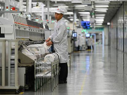 Un trabajador en la línea de producción de móviles de la fábrica de Huawei en Dongguan, el pasado mes de marzo.