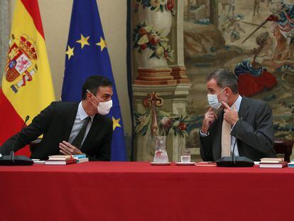 El presidente del Gobierno, Pedro Sánchez, y el rey Felipe VI, en el Patronato del Instituto Cervantes en el Pardo, el 6 de octubre.