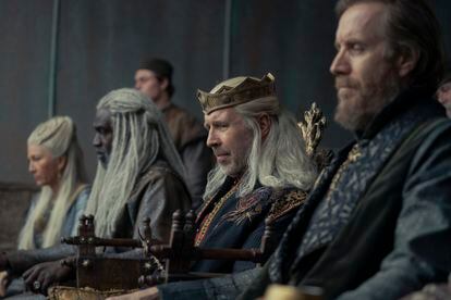 Eve Best, Steve Toussaint, Paddy Considine y Rhys Ifans, en el primer episodio de 'La casa del dragón'.