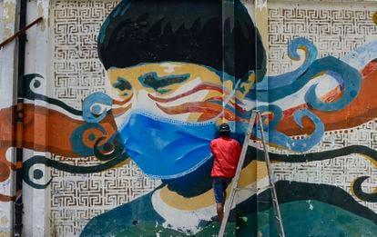 Un mural en homenaje al personal sanitario en Caracas.