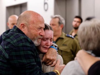 Agam Goldstein-Almog, de 17 años, liberada el domingo, se reunía el lunes con su familia en el Centro Médico Infantil Schneider de Israel, en Petah Tikva.