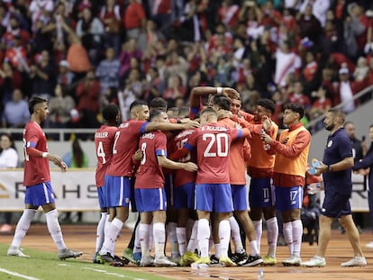 Los jugadores de Costa Rica celebran un gol en un partido amistoso contra Nigeria en el estadio Nacional de San José.