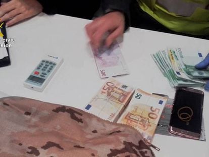 Parte del dinero en efectivo encontrado tras el registro de 17 domicilios en Sevilla y Cádiz.