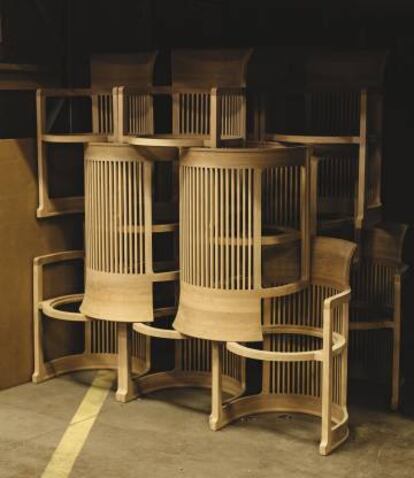 En el almacén de la carpintería, sillas Barrel (1937) de Frank Lloyd Wright. Cassina adquirió los derechos de reproducción de piezas del arquitecto estadounidense en 1986 tras hacer lo propio con otros clásicos del siglo XX, como los que diseñaron Le Corbusier, Pierre Jeanneret y Charlotte Perriand (1964), y el catálogo de la Bauhaus (1971).