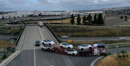 Un tráiler con coches nuevos de Tesla saliendo de la fábrica de Fremont (California, EE UU), el 13 de mayo.