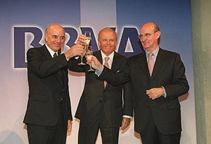 Pedro Luis Uriarte, a la derecha, brinda con Emilio Ybarra, centro, y Francisco González en el primer aniversario de la creación del BBVA.