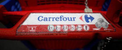 Logo de Carrefour en un carrito.