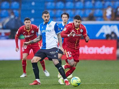 Joselu Mato trata de resguardar el balón en el partido del Alavés contra el Getafe.