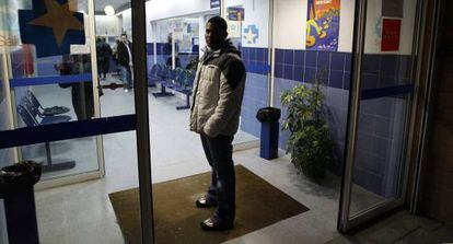 Un inmigrante, a las puertas de un centro sanitario en Madrid.