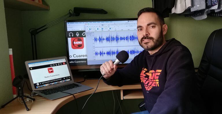 David Martos, en el rincón de su casa desde donde emite su programa. / RADIO CUARENTENA