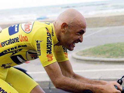 Marco Pantani, con el maillot amarillo, en el Tour de 1998.