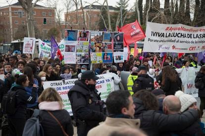 Manifestación contra Ayuso en las inmediaciones de la Universidad Complutense, a 24 de enero de 2023.
