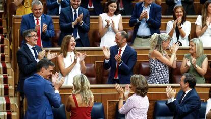La diputada balear Francina Armengol muestra su agradecimiento tras ser elegida presidenta de la Cámara baja en la sesión constitutiva de las Cortes, este jueves en Madrid. Debajo, de espaldas, Pedro Sánchez y Yolanda Díaz, aplauden.