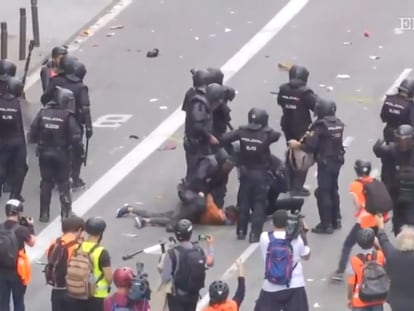 El Constitucional ordena investigar si la Policía torturó a un menor detenido en Barcelona en 2019