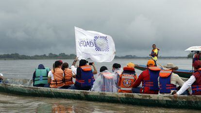 Integrantes de la Comisión de la Verdad navegan el río Arauca, cerca de Puerto Contreras, el 29 de octubre de 2021.