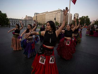 Activistas y ciudadanas bailan durante una manifestación para exigir medidas efectivas contra la violencia machista, en Santiago (Chile), el pasado 24 de noviembre.