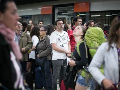 Pasajeros esperando un tren de Rodalies de Renfe en Sants, Barcelona.