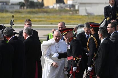 El Papa, a su llegada a la isla de Malta este sábado.