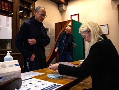 Un monje vota este domingo en un colegio electoral en el Mont-Saint-Michel.