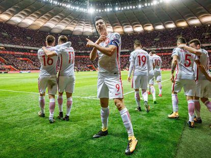 Robert Lewandowski celebra su gol ante Montenegro.