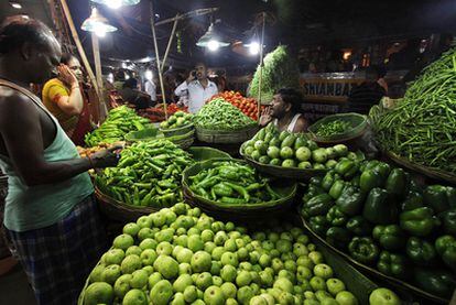 Puesto de verduras en un mercado de la ciudad india de Calcuta.