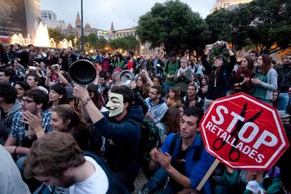 La concentración de la plaza de Catalunya de Barcelona aumentó ayer su base social y los apoyos.