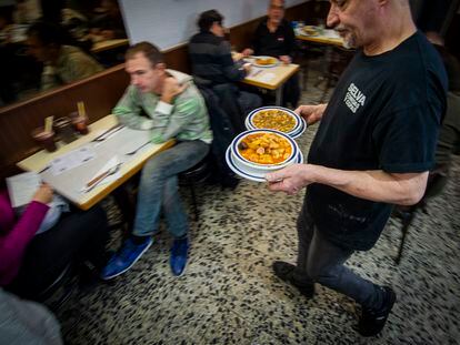 Un camarero atiende a los clientes en un restaurante del centro de Madrid. La falta de personal ha sido una de las tendencias del año que acaba.