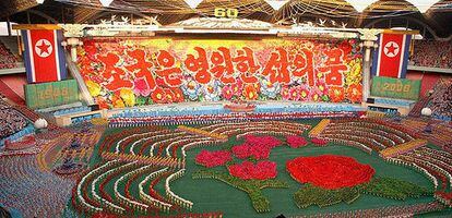 Miles de norcoreanos celebran el 60 aniversario de su país con una gran exhibición de gimnasia en un estadio de Pyongyang